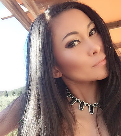 Date with Asian Milf Babe Suzie, She's seriously Hot and Loves to takes Selfies